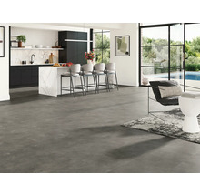 Modern interiör med gråa plattor, köksö och sittplatser