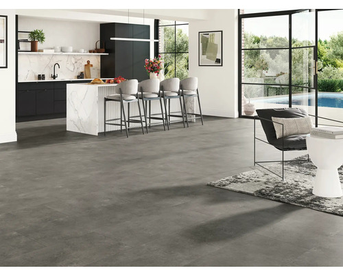 Modern interiör med gråa plattor, köksö och sittplatser