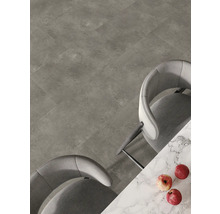 Bild av en scen med golvplattor, stolar och bordsskiva