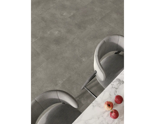 Bild av en scen med golvplattor, stolar och bordsskiva