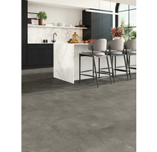 Modernt kök med grått golv och köksö med barstolar.