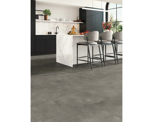 Modernt kök med grått golv och köksö med barstolar.