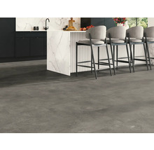 Modernt kök med mörkt golvklinker och barstolar