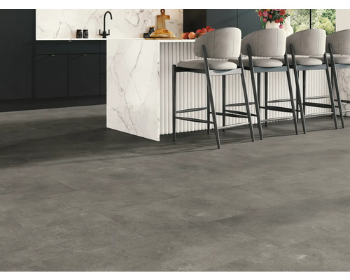 Modernt kök med mörkt golvklinker och barstolar