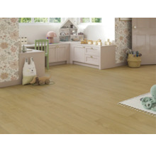 Barnrum med ljust trägolv, matchande möbler och leksaker