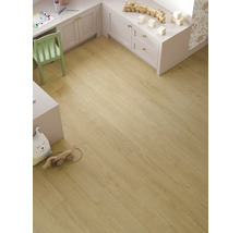 Ljust trägolv i ett barnrum med möbler och leksaker.