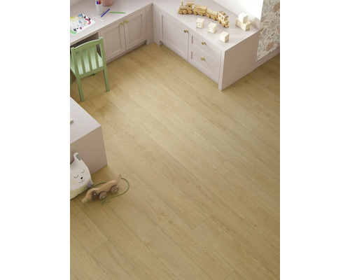 Ljust trägolv i ett barnrum med möbler och leksaker.