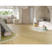 Ljust barnrum med lekhus, skrivbord, säng och trägolv