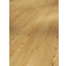 Lagt laminatgolv med träutseende