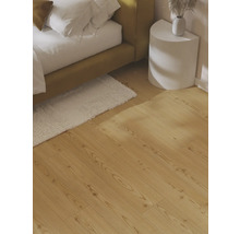 Trägolv i sovrum med säng och sidobord