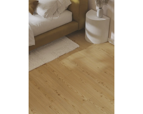 Trägolv i sovrum med säng och sidobord