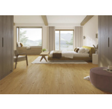 Sovrum med trägolv, säng och fönster