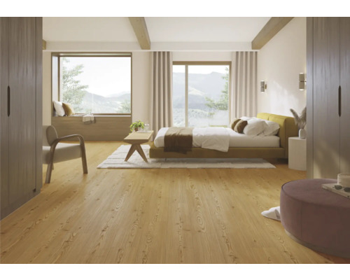 Sovrum med trägolv, säng och fönster