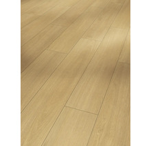 Lagt laminatgolv med träutseende.