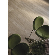 Miljöbild med trägolv och stolar