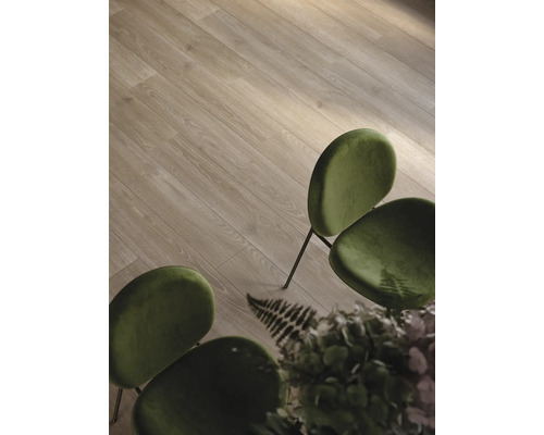 Miljöbild med trägolv och stolar