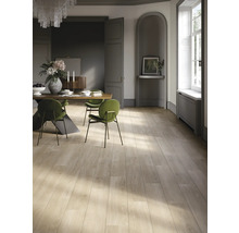 Ljust trägolv i en matsal med bord och stolar