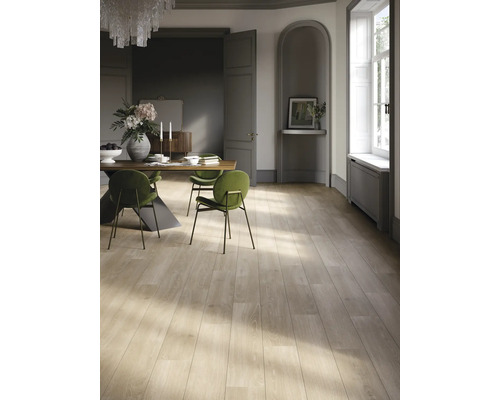 Ljust trägolv i en matsal med bord och stolar