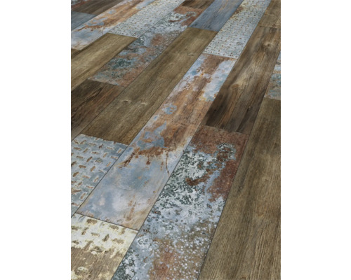 Golvbeläggning med trä- och metallutseende