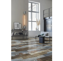 Vardagsrum med hyllor, lampa, soffa och golv med träutseende