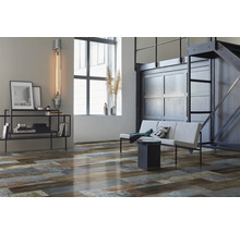 Ljust rum med hyllor, sittplatser och golv med träutseende för en modern atmosfär