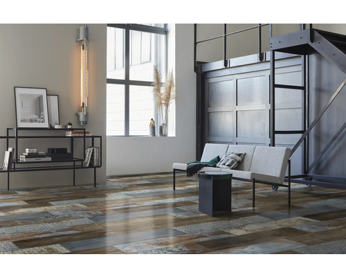 Ljust rum med hyllor, sittplatser och golv med träutseende för en modern atmosfär