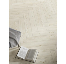 Ljust golvbeläggning lagt med bok och fåtölj