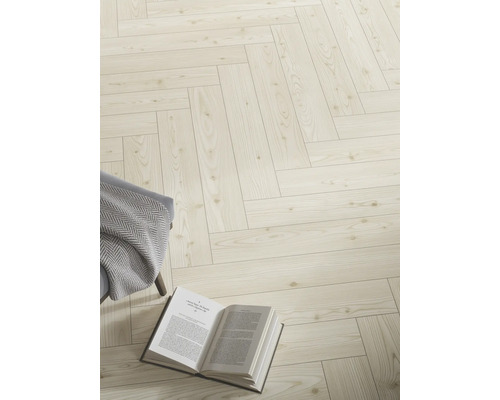 Ljust golvbeläggning lagt med bok och fåtölj
