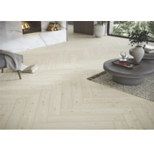 Ljust vardagsrum med fiskbensparkett, öppen spis och moderna möbler för en vänlig atmosfär.