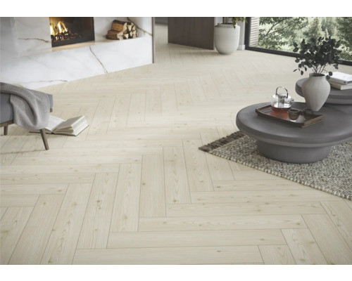 Ljust vardagsrum med fiskbensparkett, öppen spis och moderna möbler för en vänlig atmosfär.