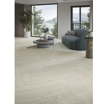 Ljust vardagsrum med fiskbensparkettgolv, soffa och stort fönster