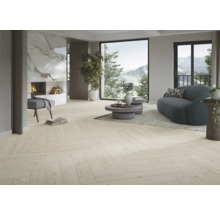 Ljust vardagsrum med fiskbensparkett, öppen spis och stora fönster med utsikt över naturen