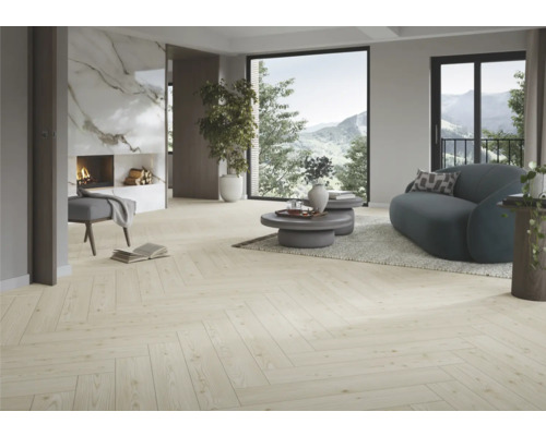 Ljust vardagsrum med fiskbensparkett, öppen spis och stora fönster med utsikt över naturen