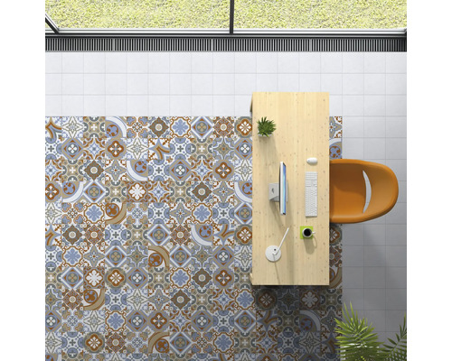 Kontorsutrymme med golvplattor i vintagestil, skrivbord och kontorsstol i fågelperspektiv