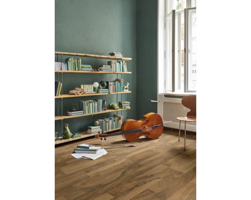 Vardagsrum med bokhylla, cello och trägolv