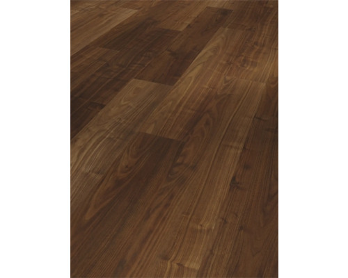 Lagt laminatgolv med träutseende