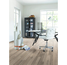 Ljust rum med skrivbord, kontorsstol, skåp och laminatgolv