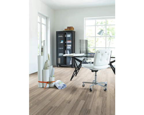 Ljust rum med skrivbord, kontorsstol, skåp och laminatgolv