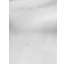 Ljust trägolv med paneler