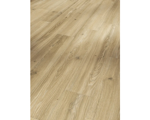 Närbild av laminatgolv med träutseende.