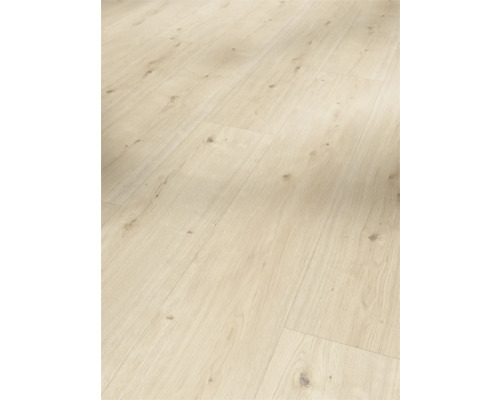 Ljust laminatgolv med träutseende