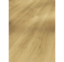 Lagt laminatgolv med träutseende