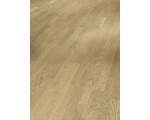 Ljust trägolv i fiskbensmönster