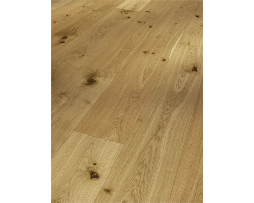 Lagt ekparkett med kvistar