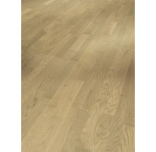 Trägolv lagt i fiskbensmönster.