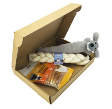 Kartong med hundleksaker och hundgodis