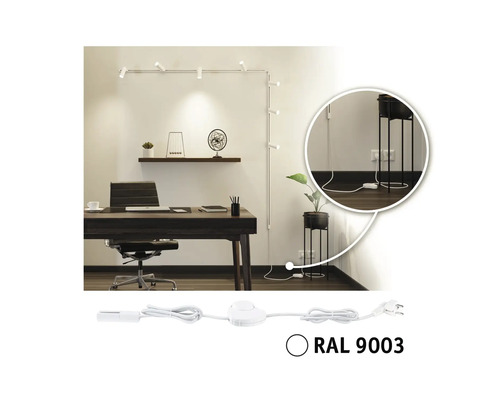 Kontor med skrivbord, kontorsstol och linjär taklampa med flera spotlights