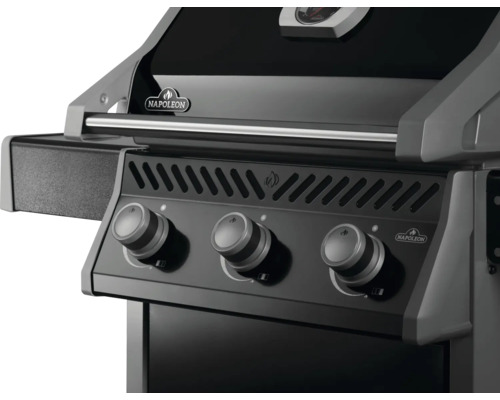 Detaljvy av en gasolgrill med tre vred och Napoleon-logotypen.
