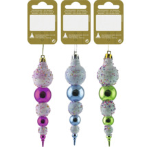 Tre staplade, glittrande julgransprydnader hänger i snören för dekoration