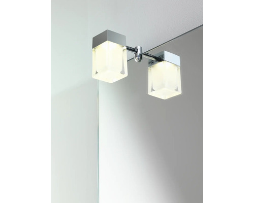 Spegelbelysning GUSTAVSBERG Cube till artic spegel krom glas 45x80 mm LED 8934526 Två LED-lampor med en kubformad lampskärm monterade på en stång.